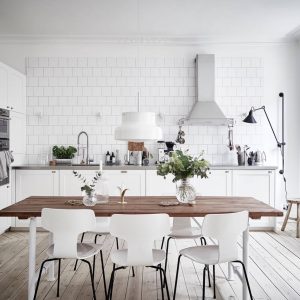 Skandynawska kuchnia biel, drewno i biała cegła