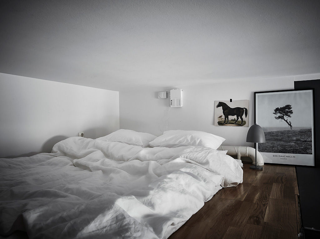 Sypialnia na antresoli w niskim mieszkaniu