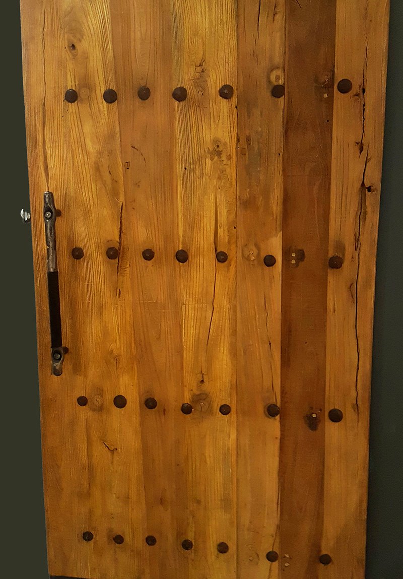Ciężkie drzwi z drewna i metalu
