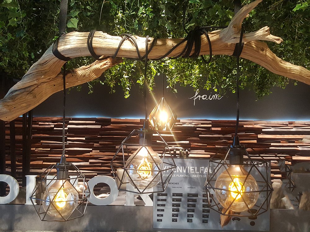 Rustykalna lampa na gałęzi