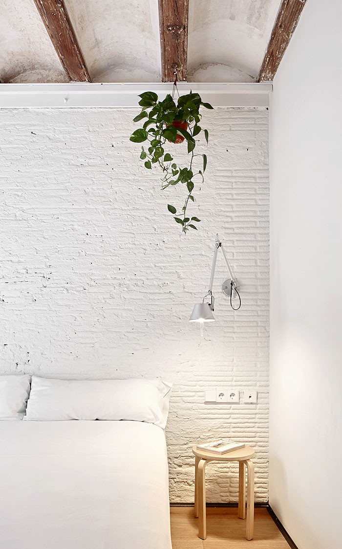 Biała cegła na ścianie w sypialni