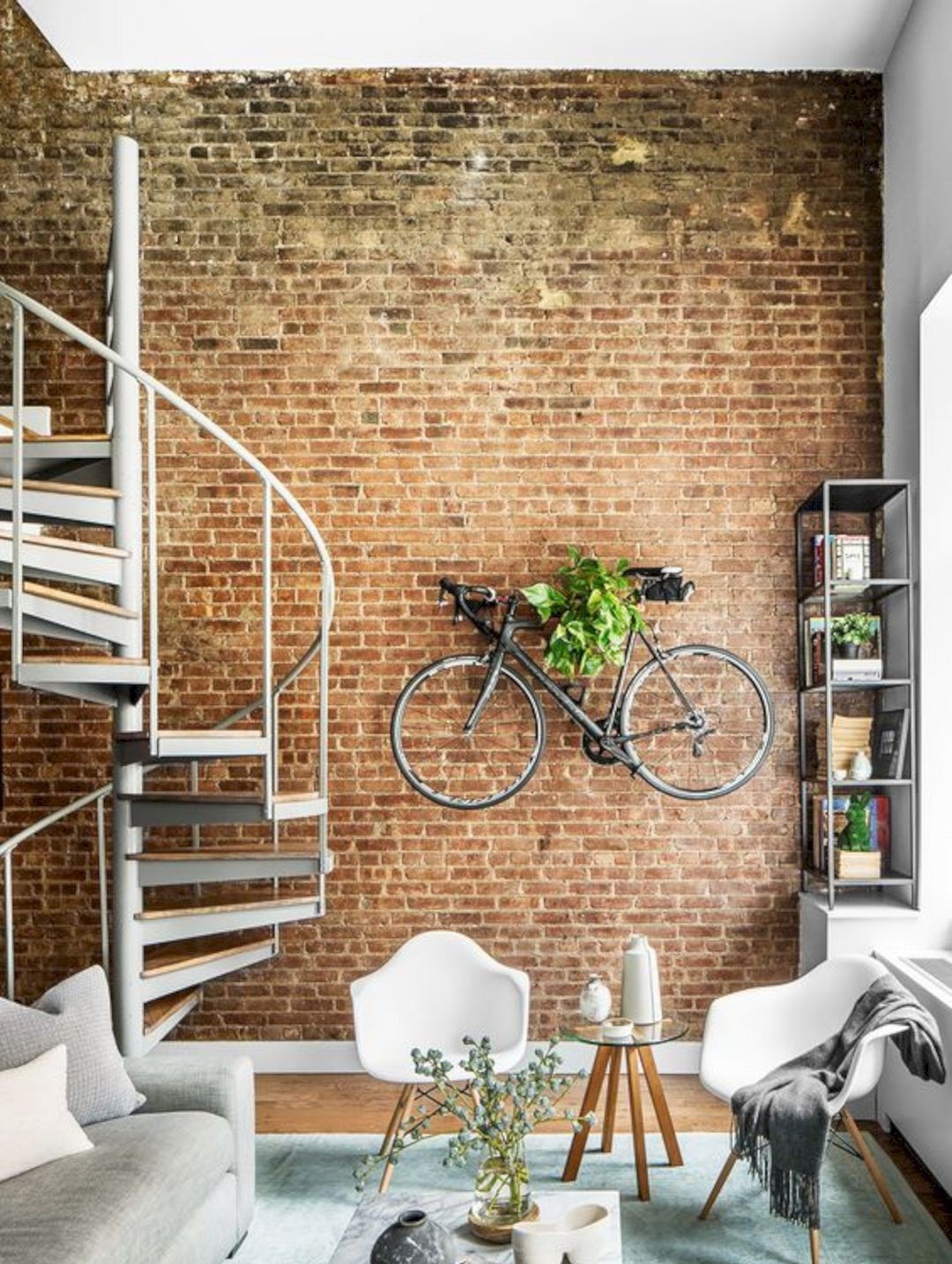 Salon z cegłą i rowerem na ścianie