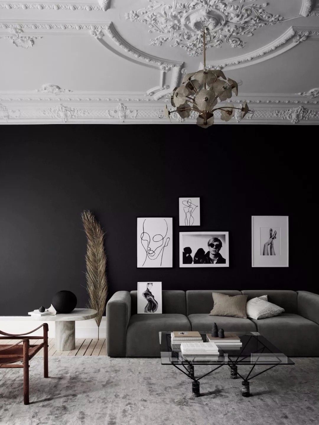 Salon z czarną ścianą