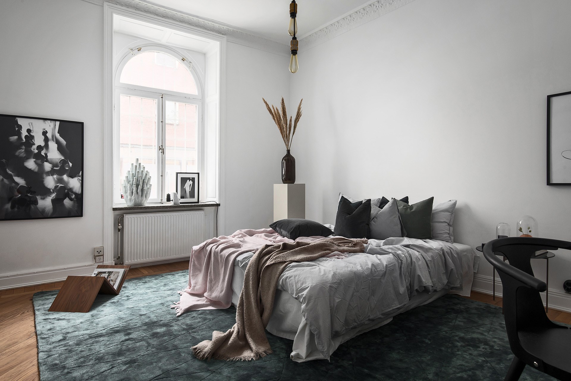 Wysoka sypialnia w stylu skandynawskim
