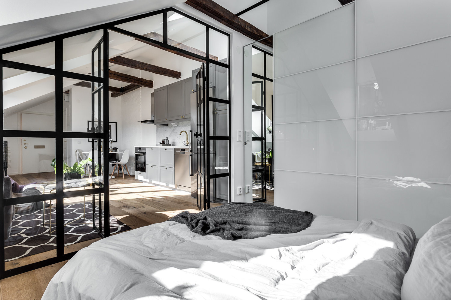 Sypialnia w stylu skandynawskim ze szklaną ścianą