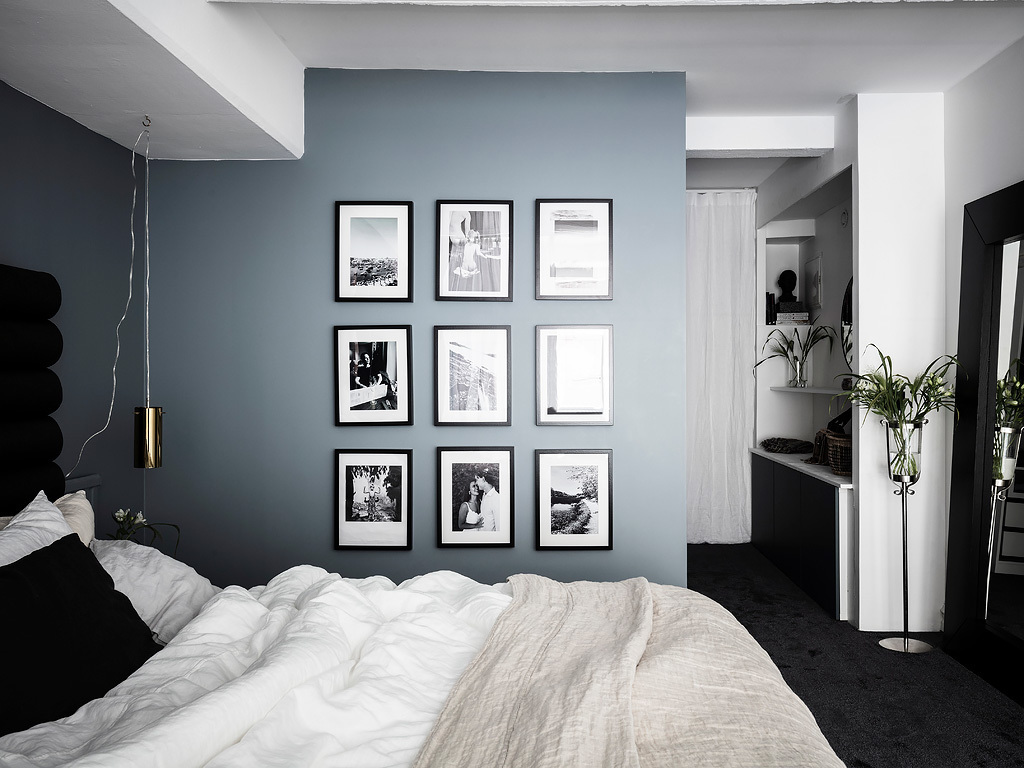 Niebieskoszara ściana w sypialni