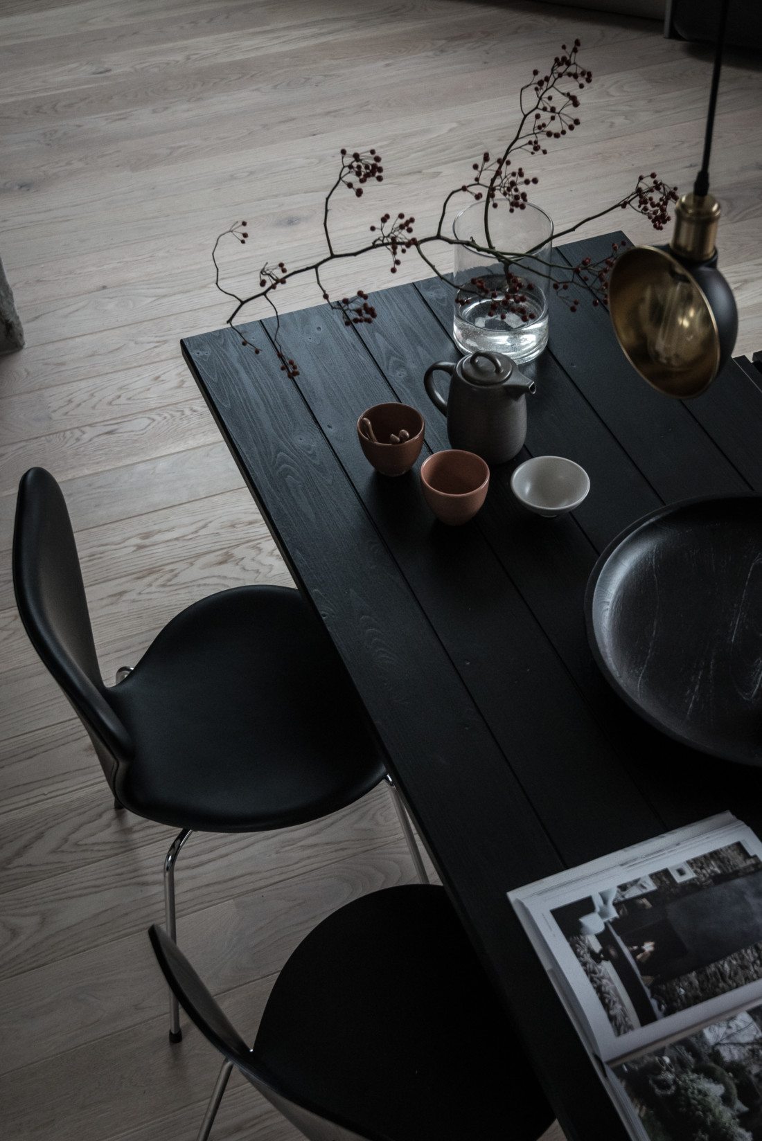 Czarny drewniany stół