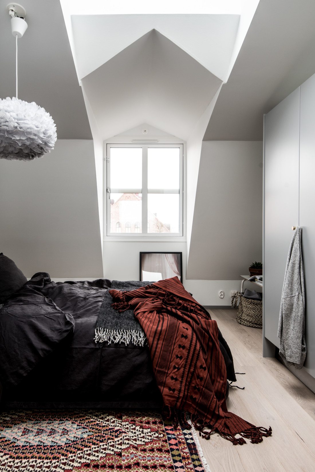 Skandynawska sypialnia ze skosami