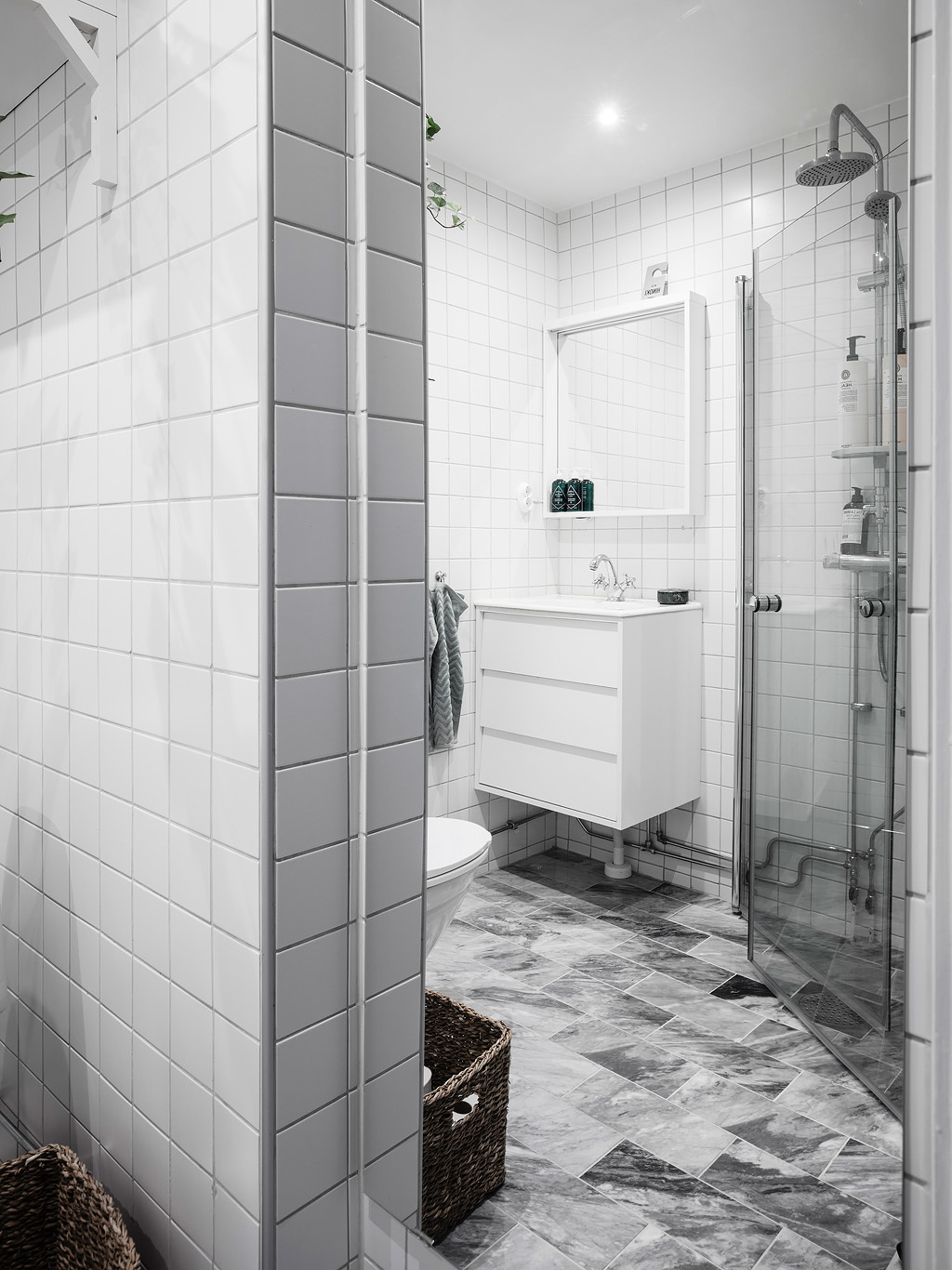 Biała łazienka z szarymi kaflami na podłodze