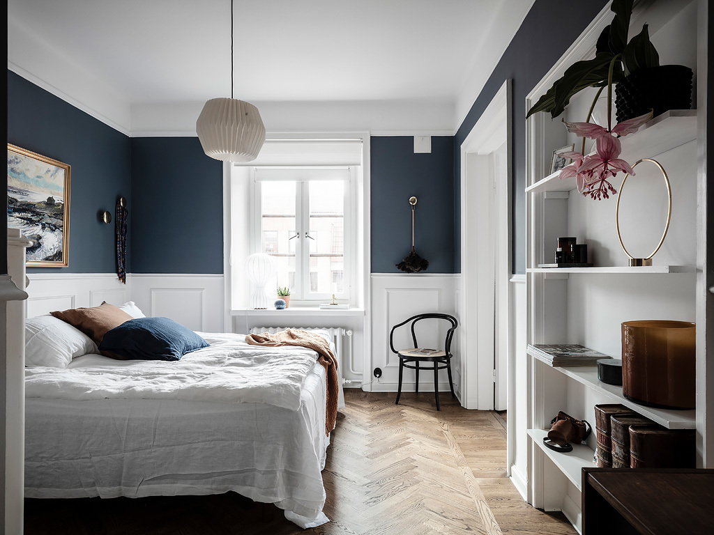 Elegancka sypialnia z ozdobnymi listwami i jodełką na podłodze