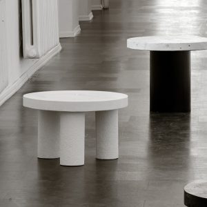 Designerski stolik na trzech nogach