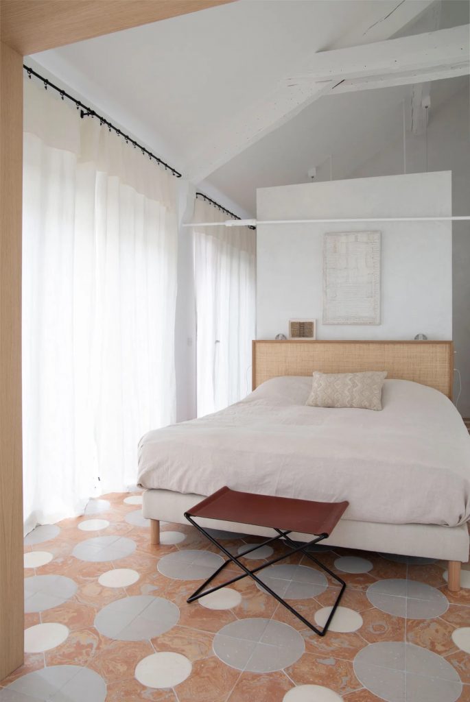 Sypialnia ze skosem i belkami stropowymi
