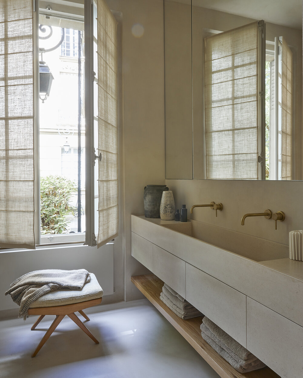 Łazienka w stylu paryskim z woskowanym betonem