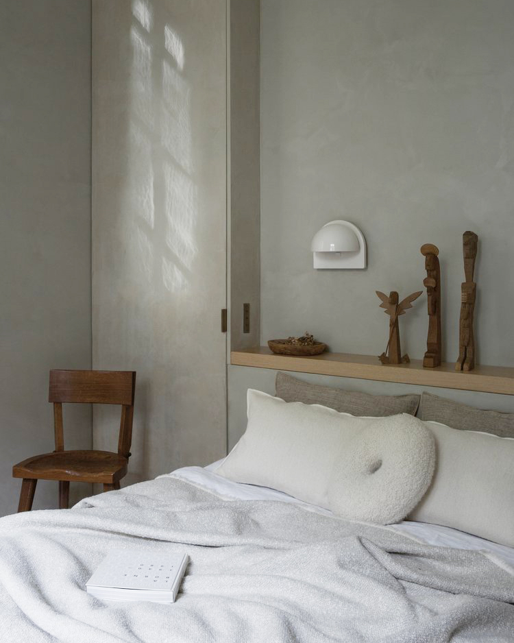 Sypialnia z bielonymi ścianami mleczkiem wapiennym