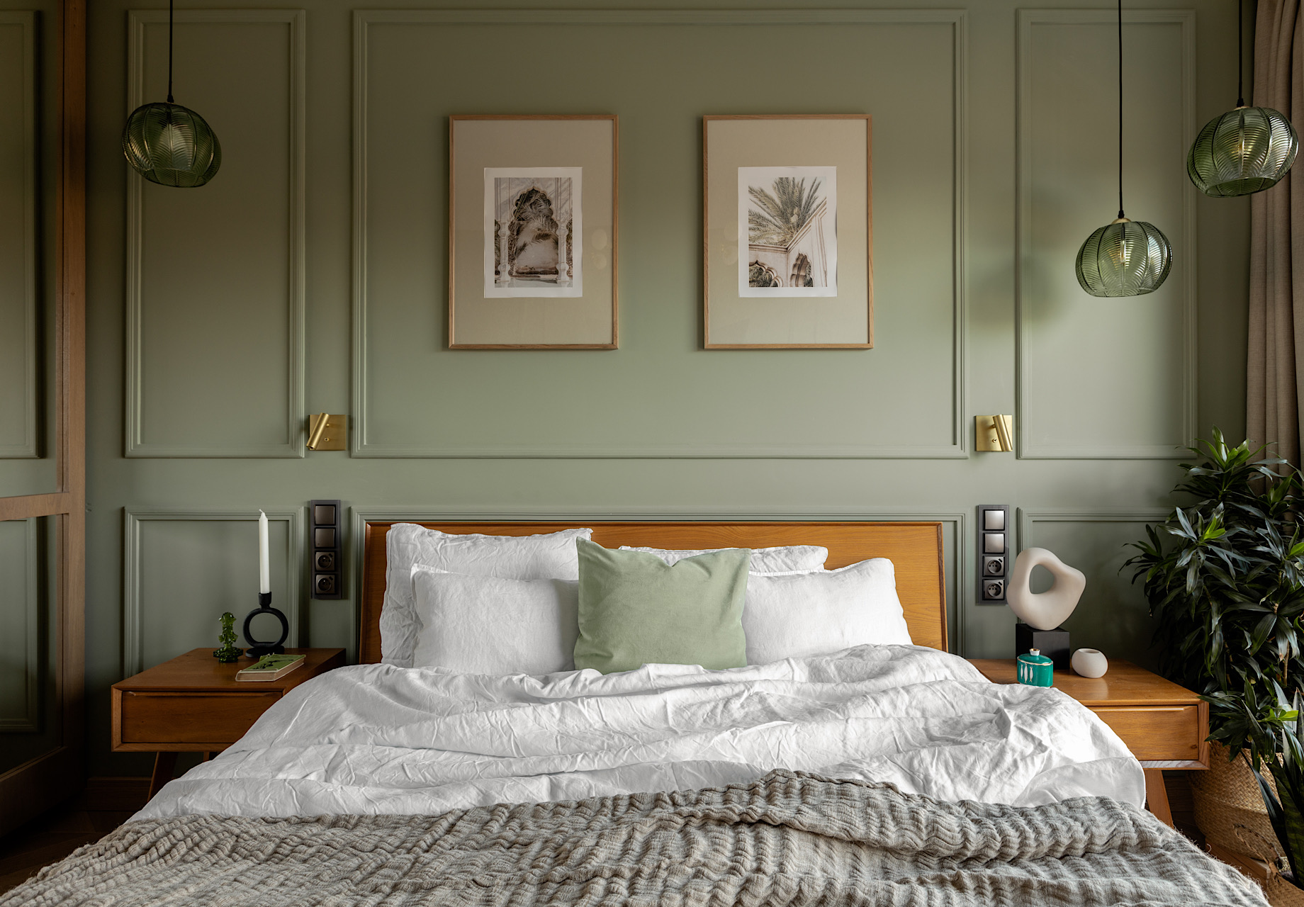 Zielona sypialnia ze sztukateriami