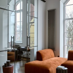 Industrialne mieszkanie z pomarańczową kanapą
