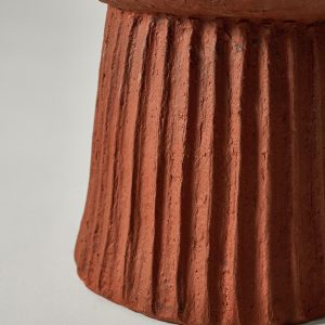 Falowana nóżka ceramicznego stolika kawowego