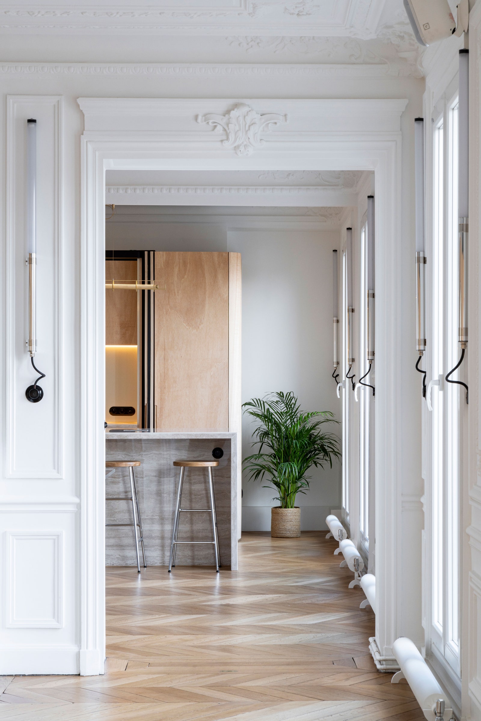 Paryskie Haussmannowskie przejście między kuchnią a salonem
