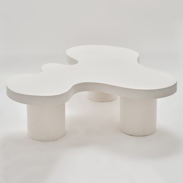 Biały designerski stolik kawowy o organicznym kształcie na 3 nóżkach